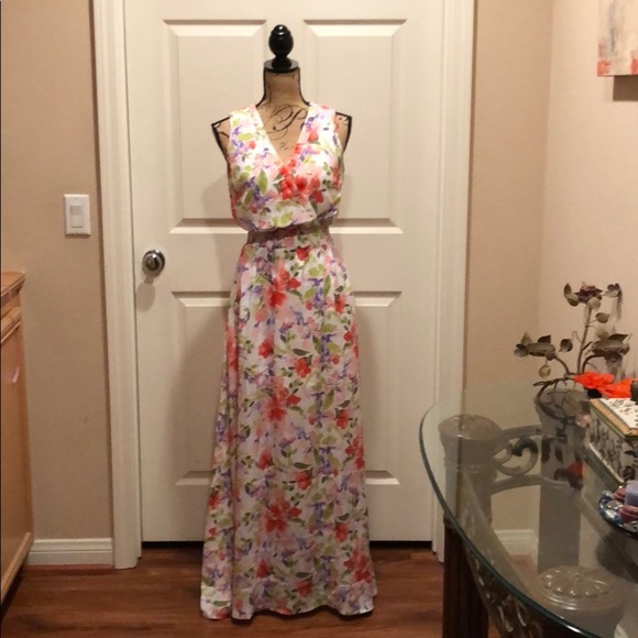 Dresses & Skirts - White floral print maxi Dress